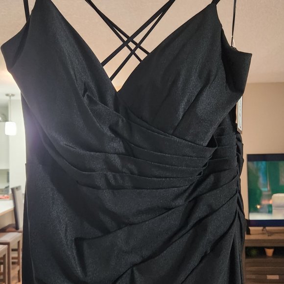 Black gown - Picture 7 of 10